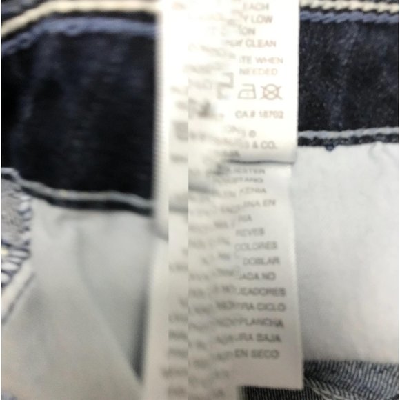 Levi’s Midi Short Cuffed Shorts 7 - Picture 4 of 8